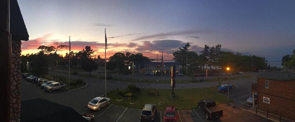 ซูเปอร์ 8 บาย วินด์แฮม บริดจ์วิว ออฟ แมคคินนอว์ ซิตี้ Motel แมคคินอซิตี้ ภายนอก รูปภาพ